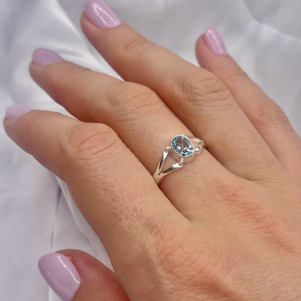 Anillo de topacio azul en plata de ley