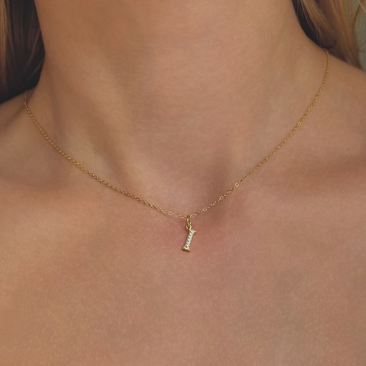 Collar con inicial de plata de ley