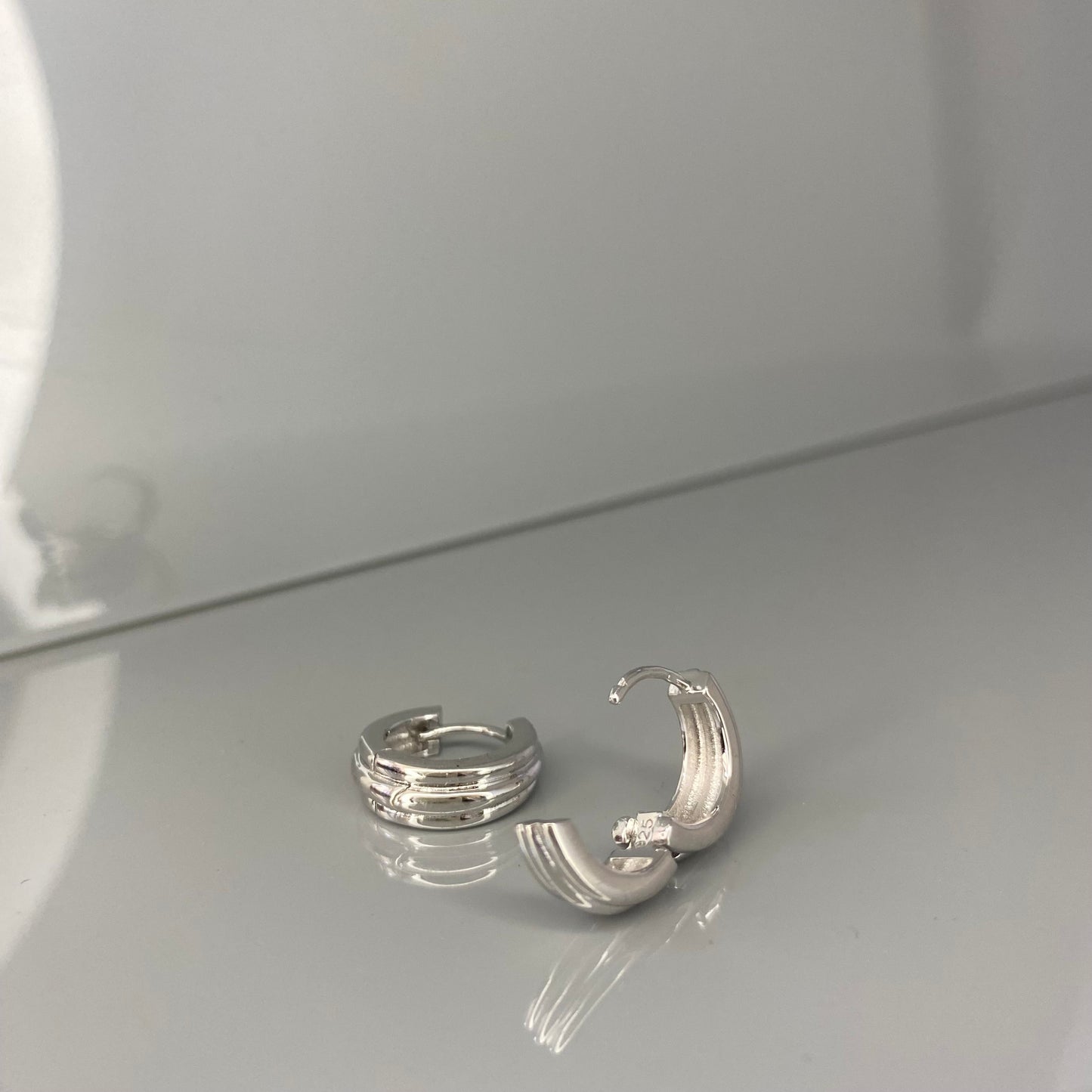 Arracadas de línea de plata esterlina