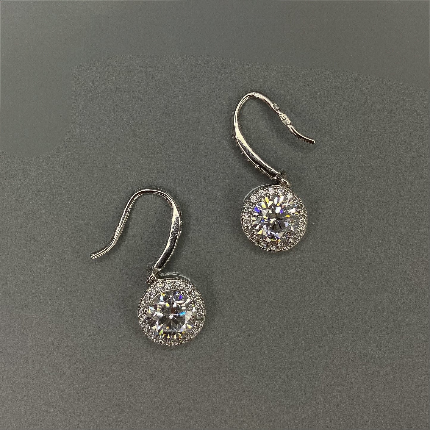 Pendientes de plata de ley con circonitas redondas