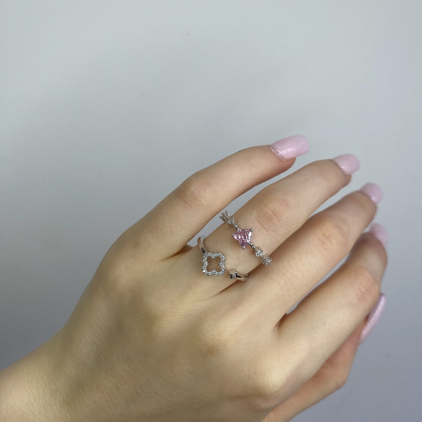 Anillo de trébol de circonita cúbica en plata de ley