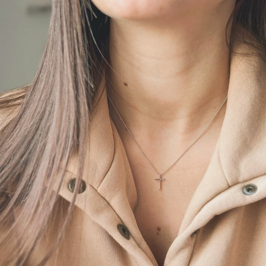 Collar de cruz de plata de ley