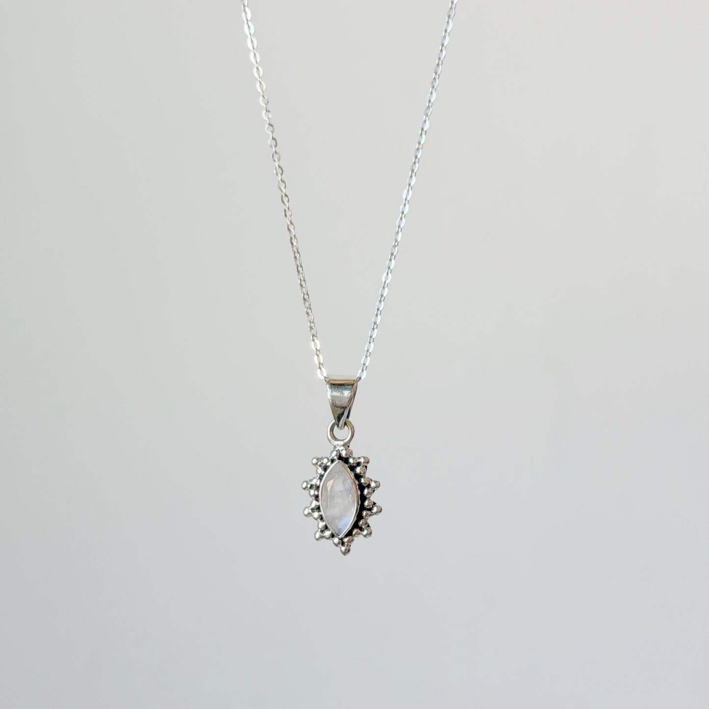 Collar con colgante de piedra lunar en plata de ley