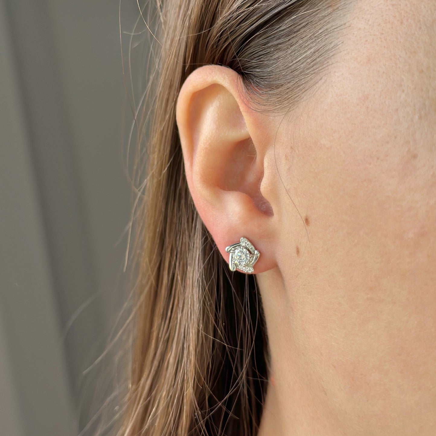 Pendientes de plata de ley con forma de flor de circonita cúbica