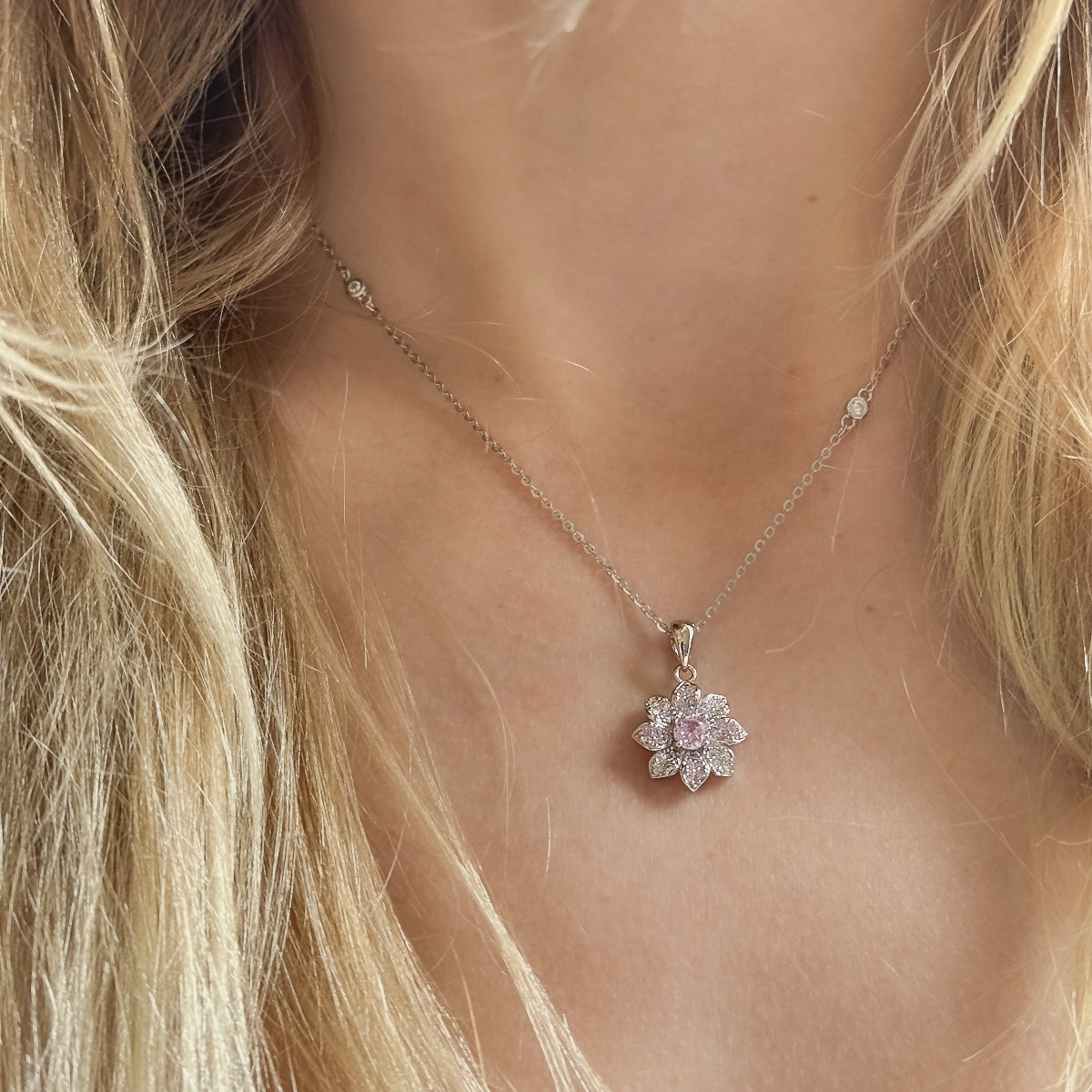 Collar de plata de ley con flor de circonita cúbica