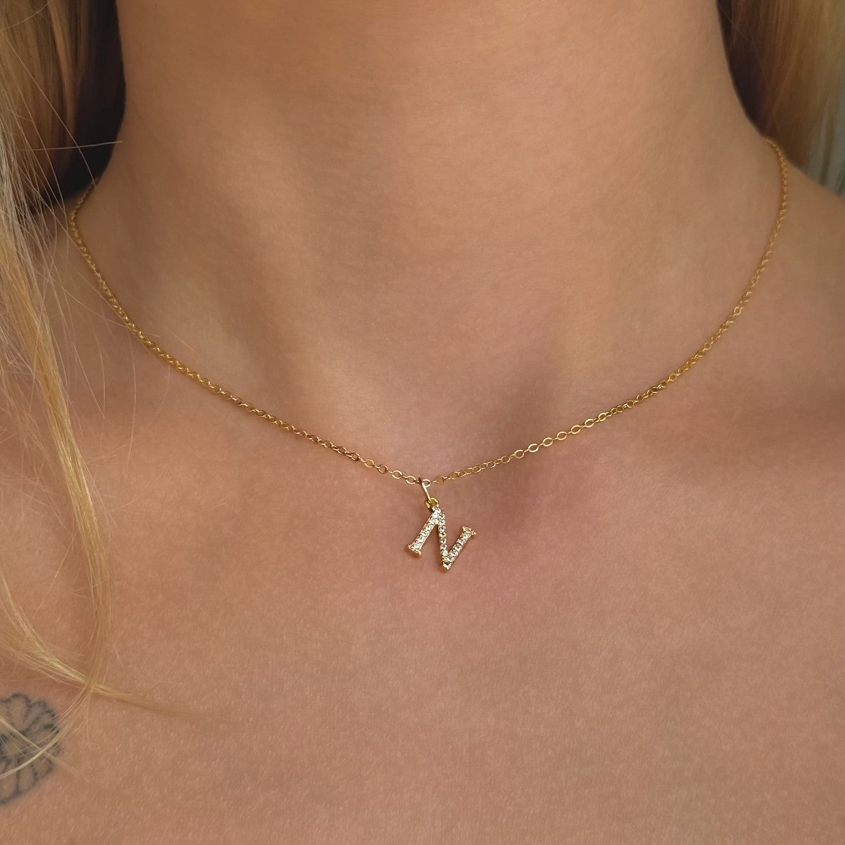 Collar con inicial de plata de ley