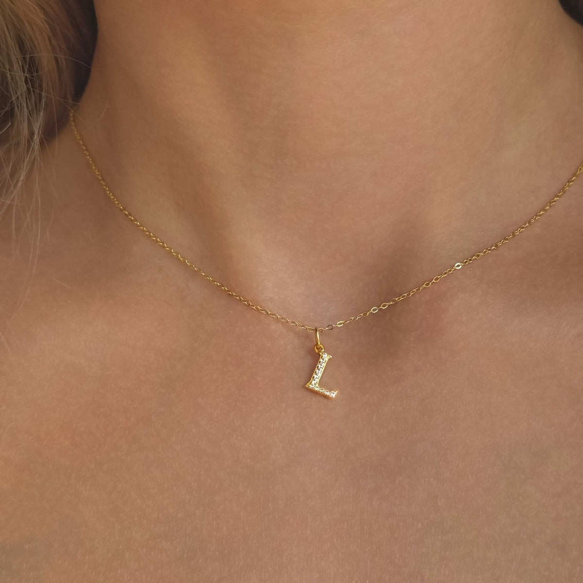 Collar con inicial de plata de ley