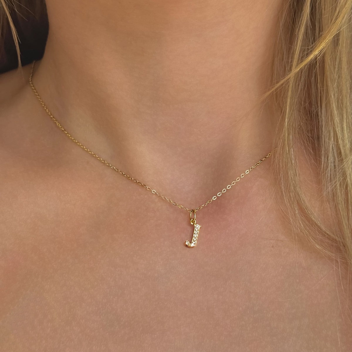 Collar con inicial de plata de ley