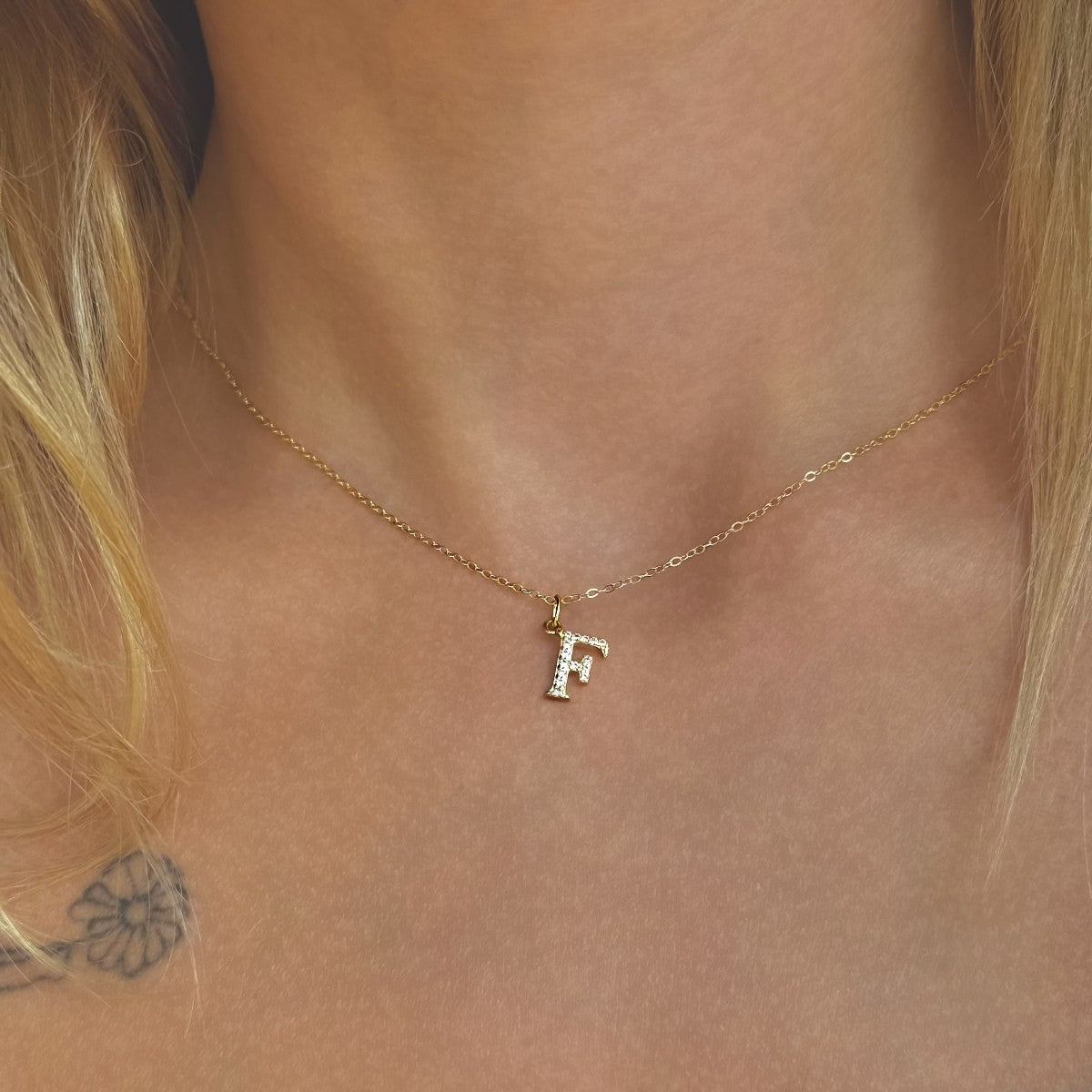 Collar con inicial de plata de ley