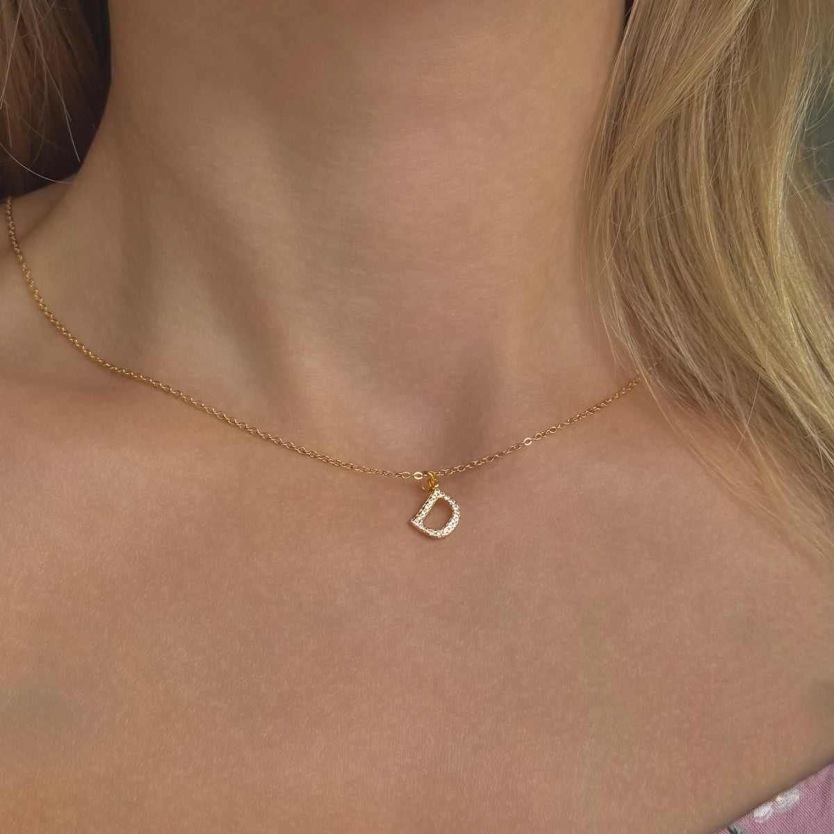 Collar con inicial de plata de ley