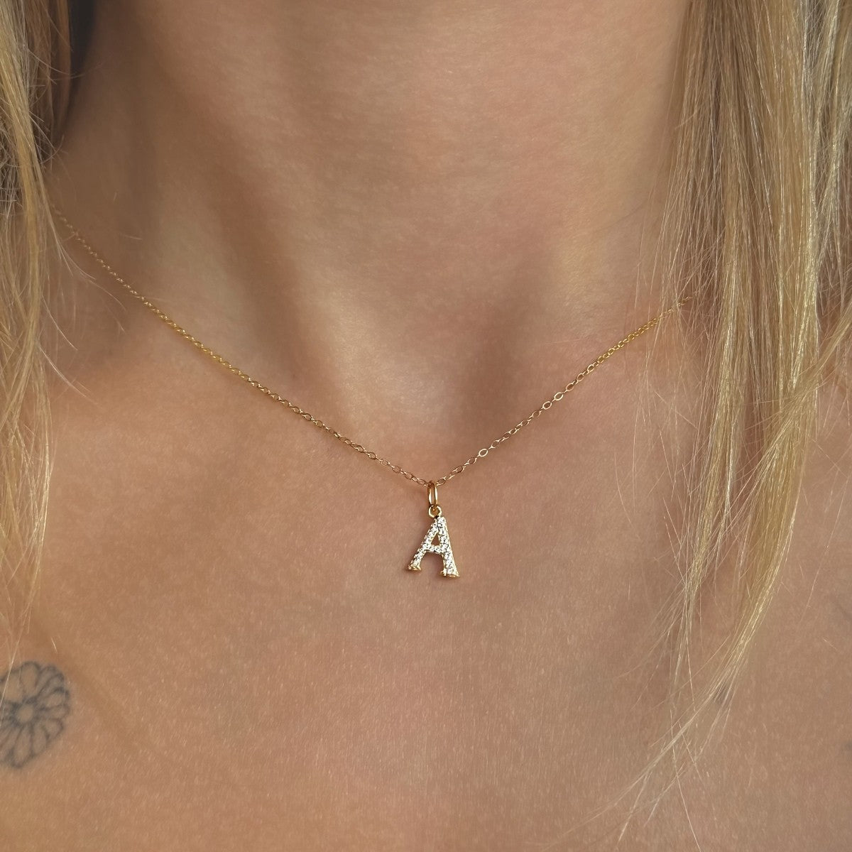 Collar con inicial de plata de ley