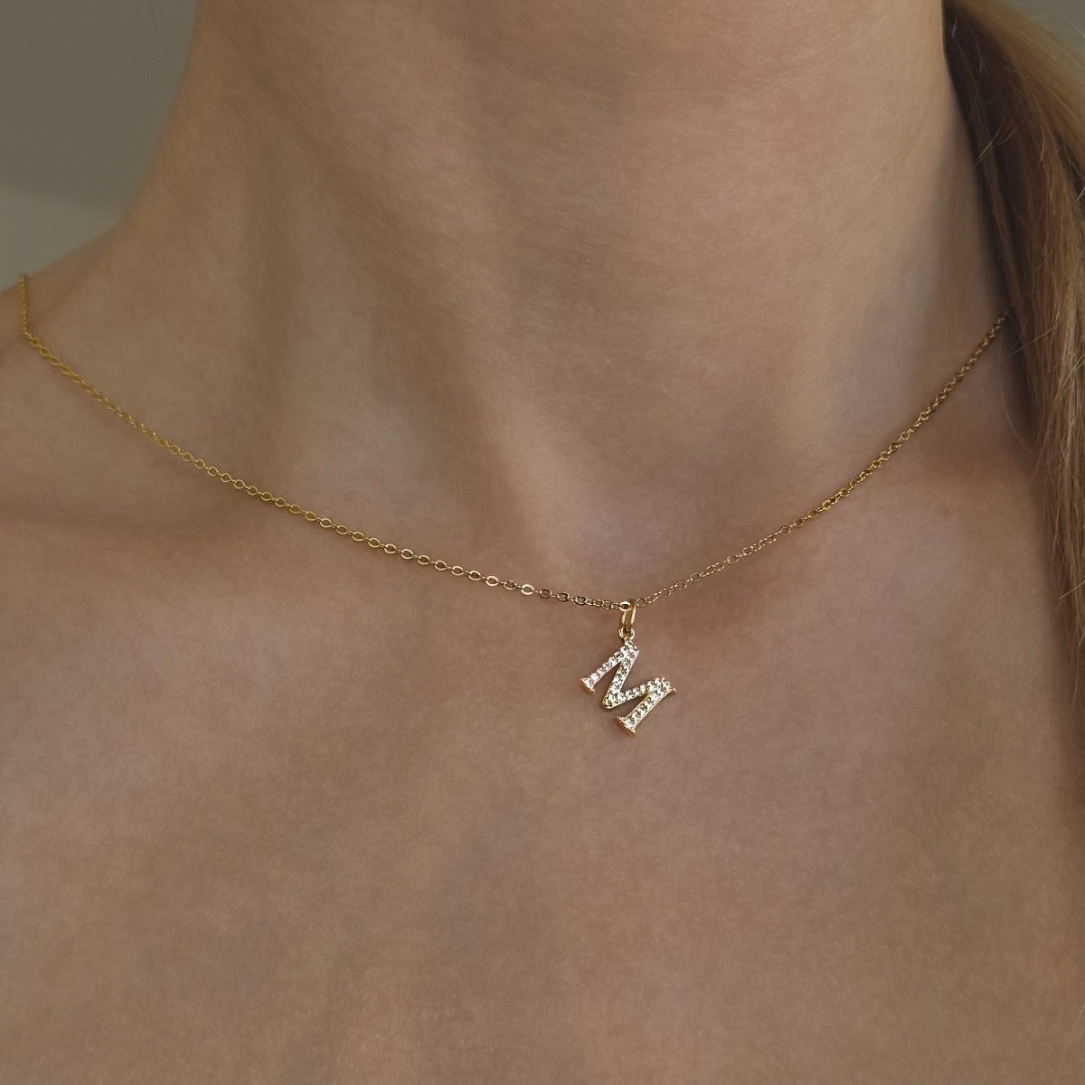 Collar con inicial de plata de ley