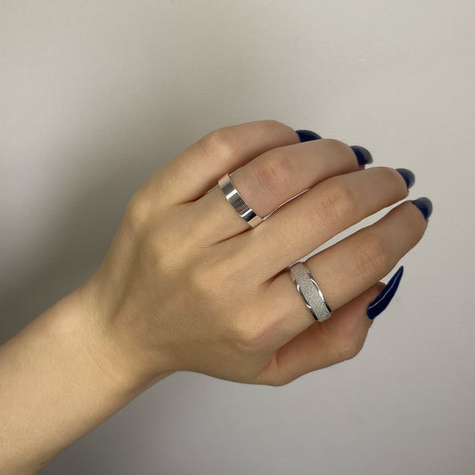 Anillo de banda de plata de ley de 4 mm