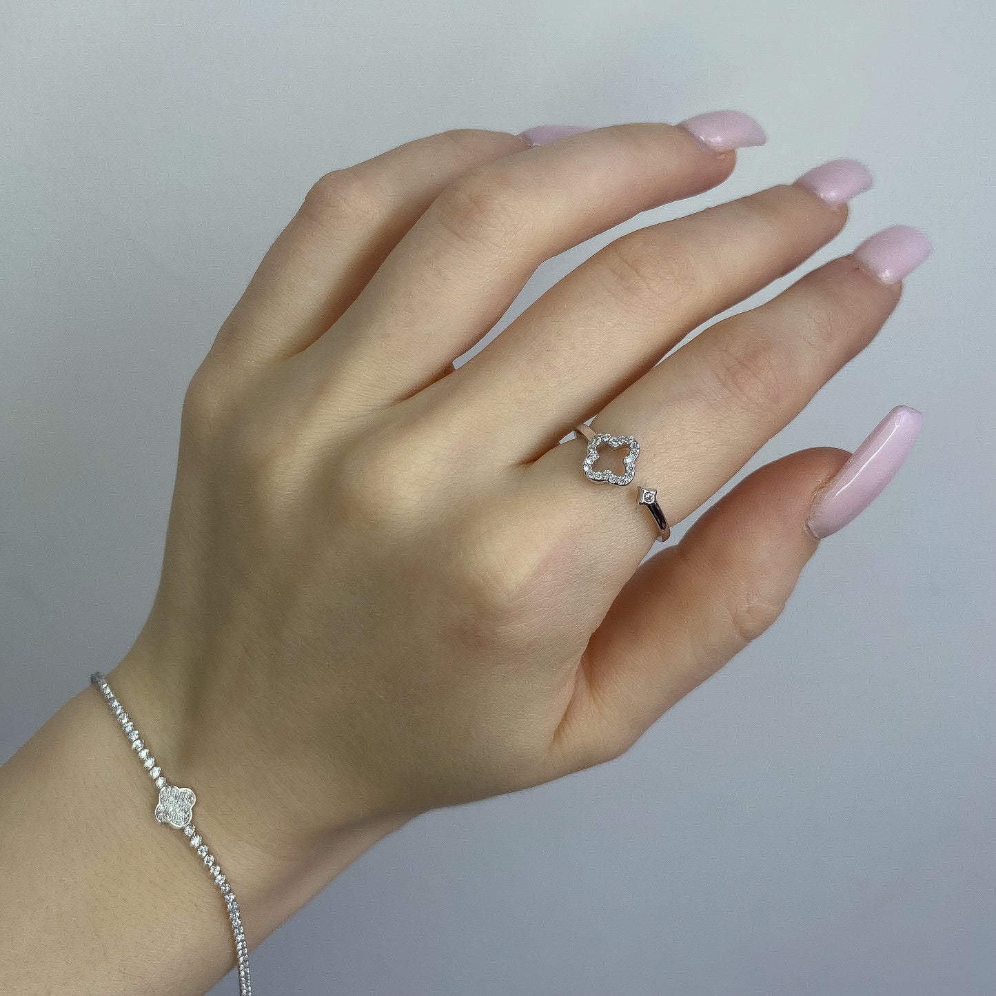 Anillo de trébol de circonita cúbica en plata de ley