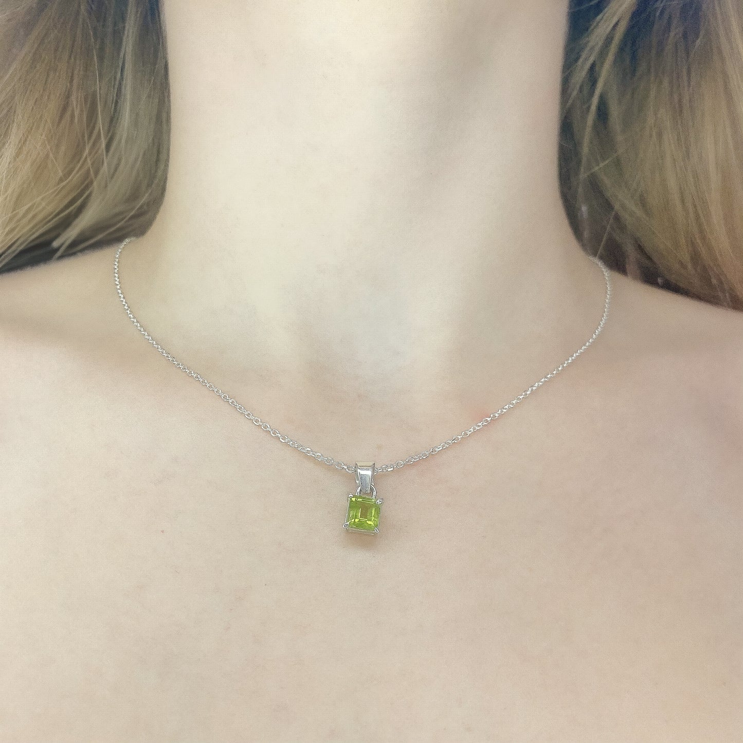 Collar con colgante de iolita en plata de ley