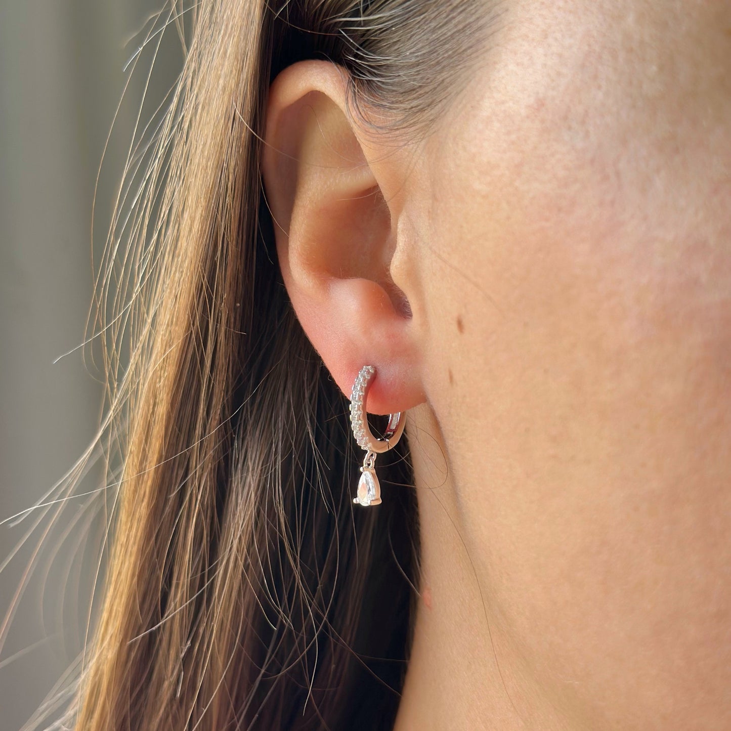 Aros con dije de circonita cúbica en plata de ley