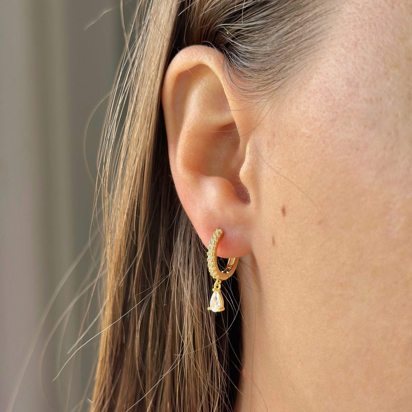 Aros con dije de circonita cúbica en plata de ley