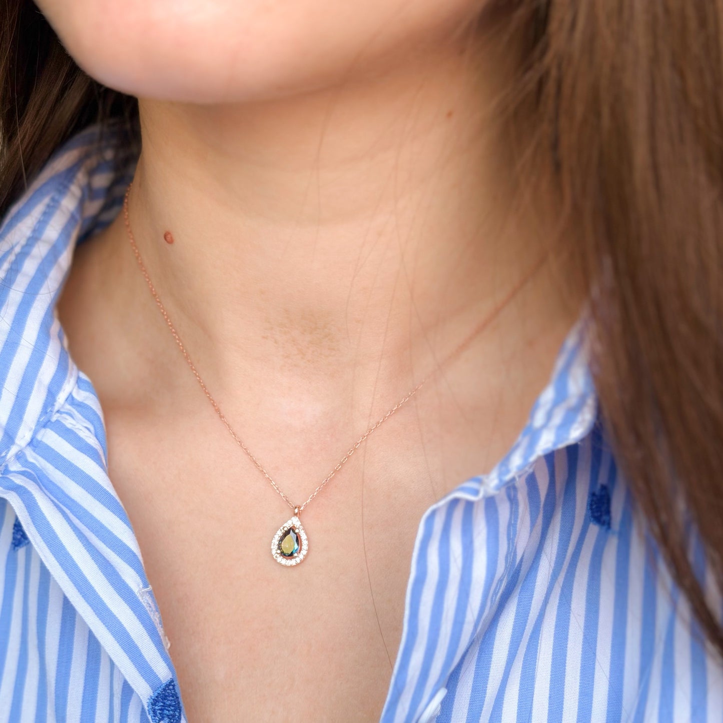 Collar de plata de ley con topacio místico en forma de lágrima