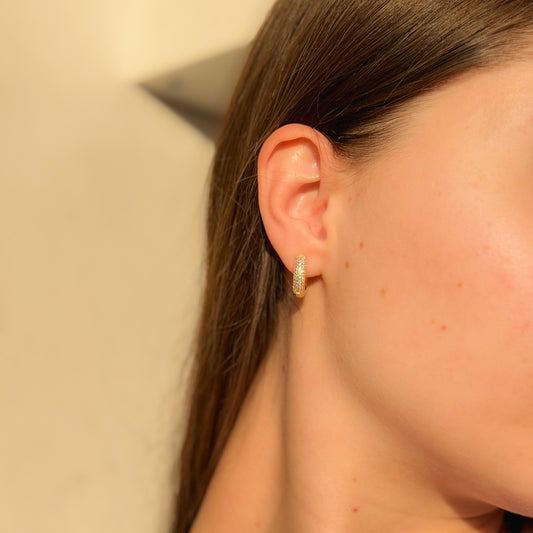 Aretes de aro de plata de ley de 5 hileras con circonitas cúbicas