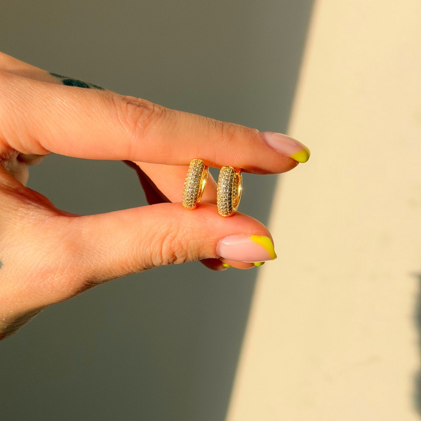 Aretes de aro de plata de ley de 5 hileras con circonitas cúbicas