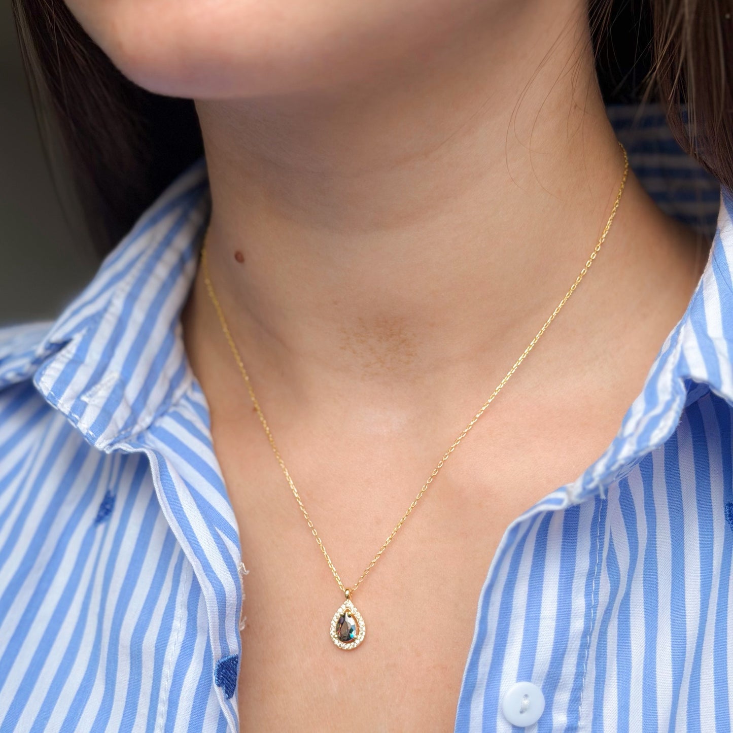Collar de plata de ley con topacio místico en forma de lágrima