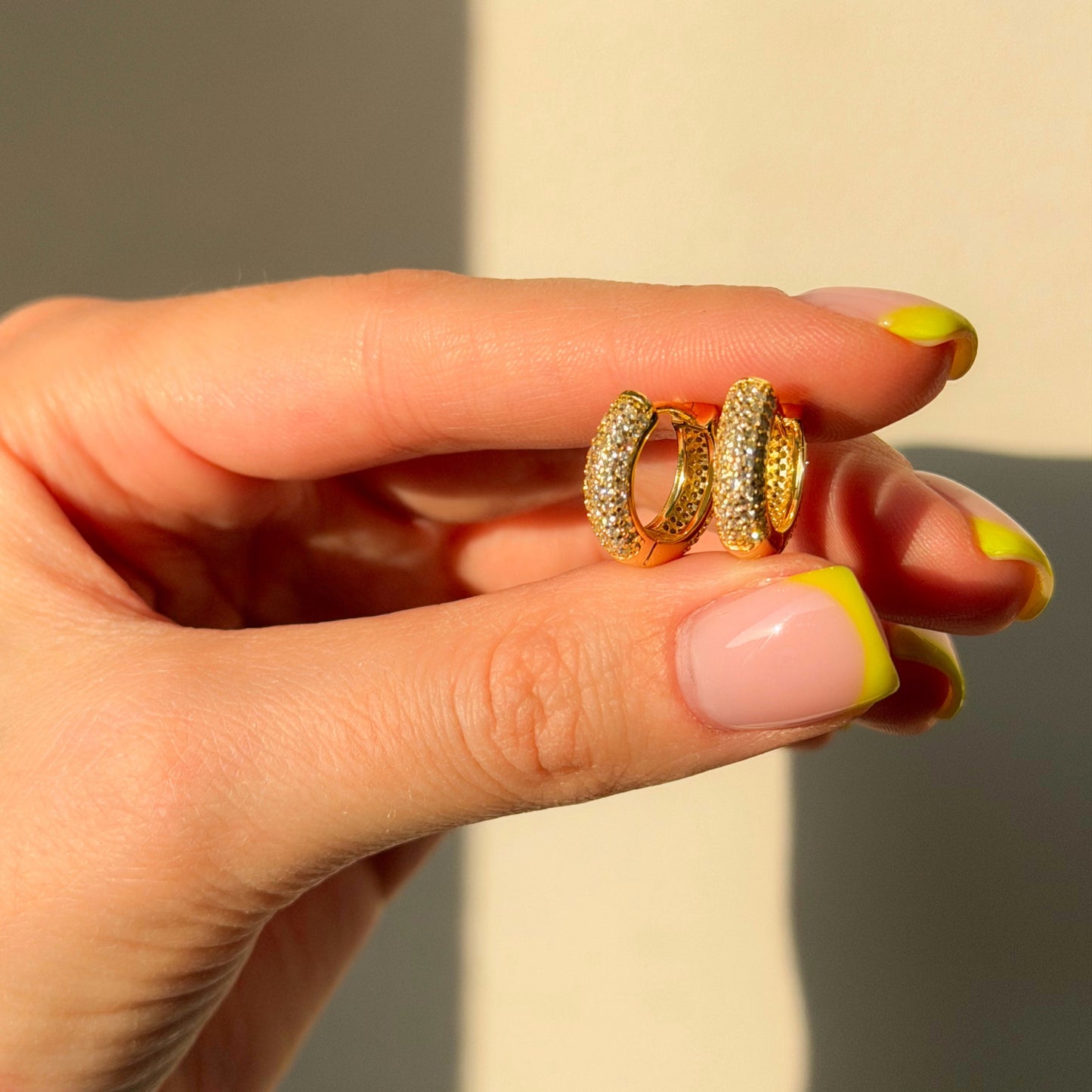 Aretes de aro de plata de ley de 5 hileras con circonitas cúbicas