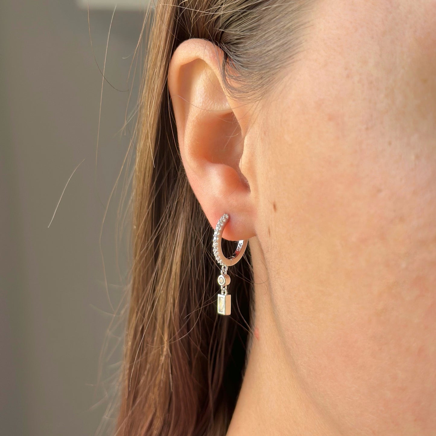 Aros con dije de circonita cúbica en plata de ley