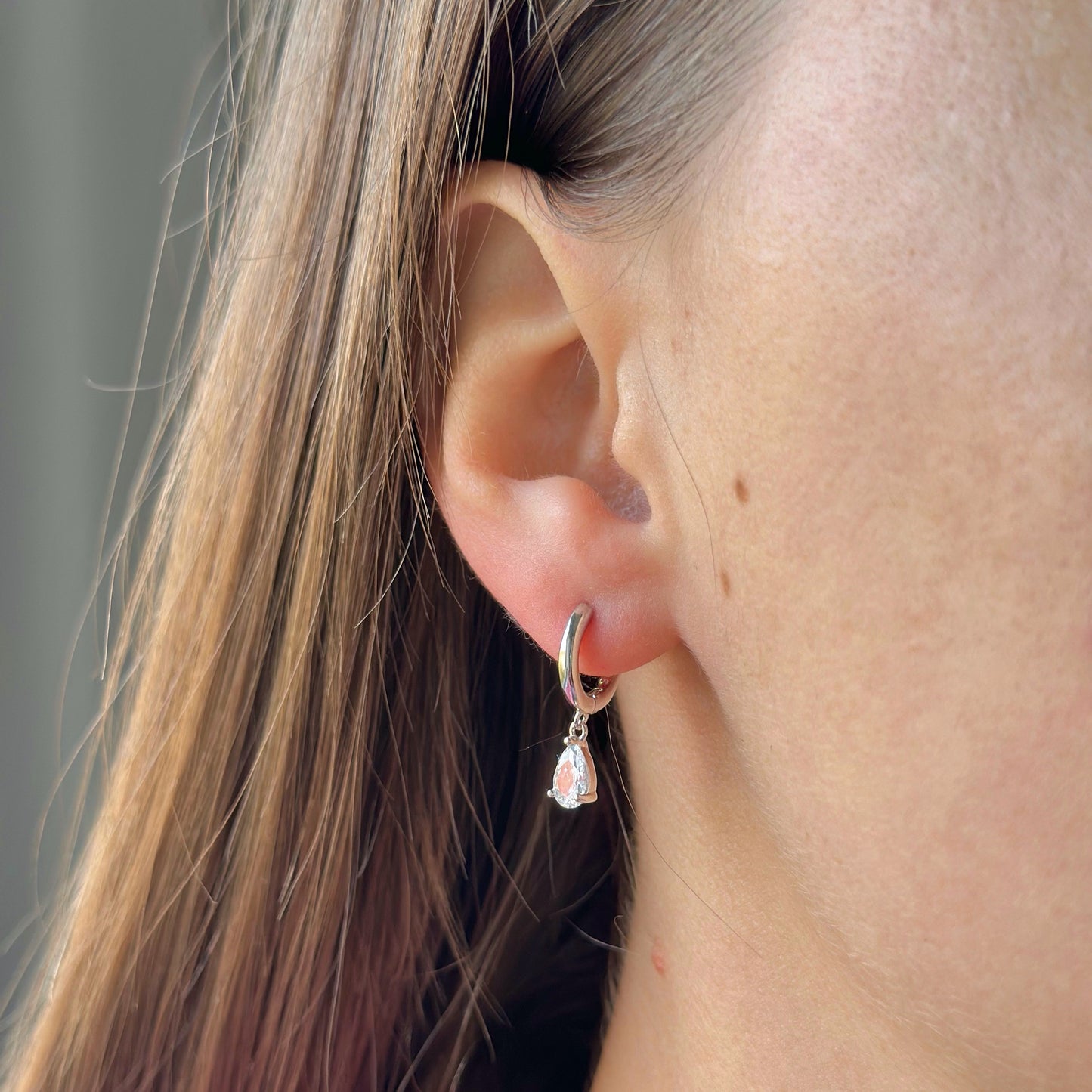 Aros con dije de circonita cúbica en plata de ley