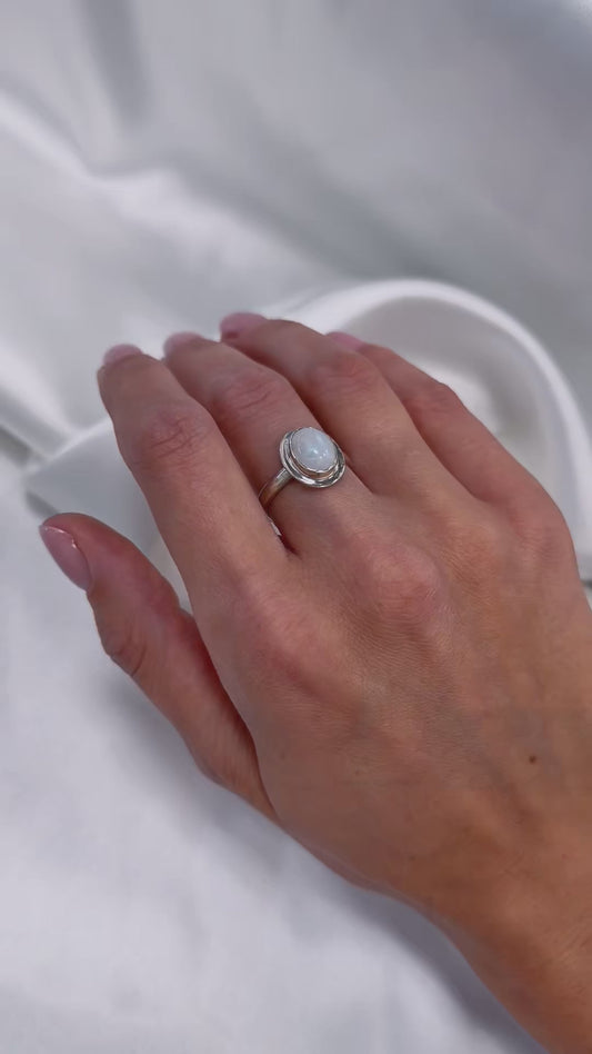 Anillo de piedra lunar de plata esterlina